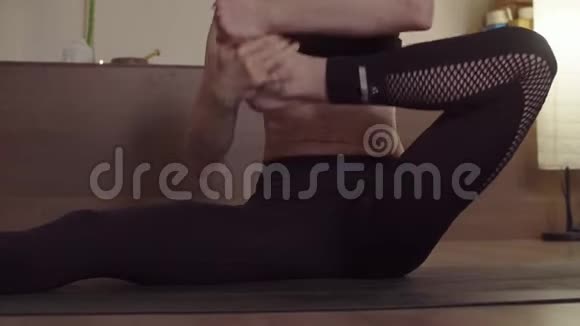 女人做瑜伽体式腿视频的预览图