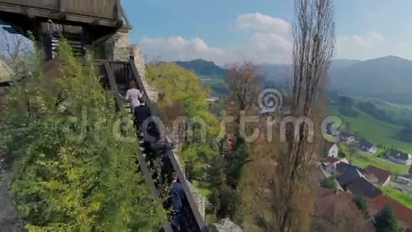 乡村中央的城堡视频的预览图