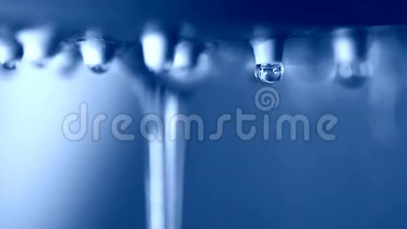 蓝色的水滴视频的预览图