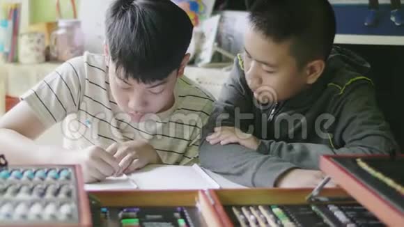 快乐的小男孩在做你的家庭作业视频的预览图