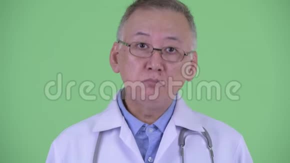 有眼镜的日本成熟男医生的脸视频的预览图