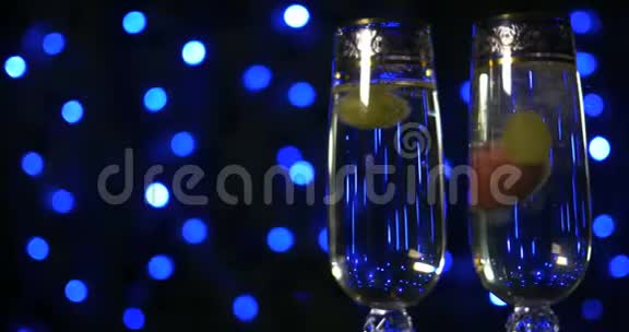 绿色的葡萄落入金色的香槟杯中视频的预览图