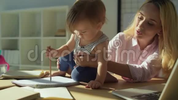 可爱的小宝宝坐在桌子上视频的预览图