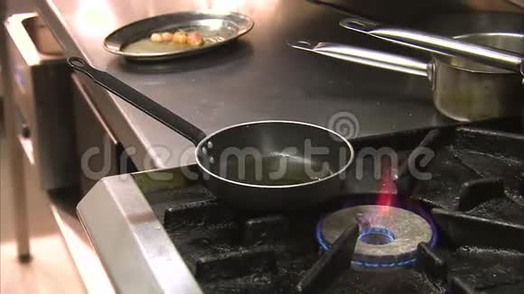 在锅里煮食物视频的预览图