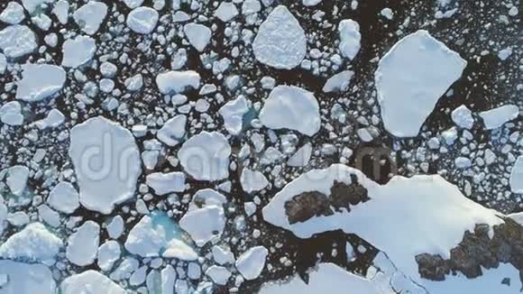 北极开阔水面鸟瞰图视频的预览图