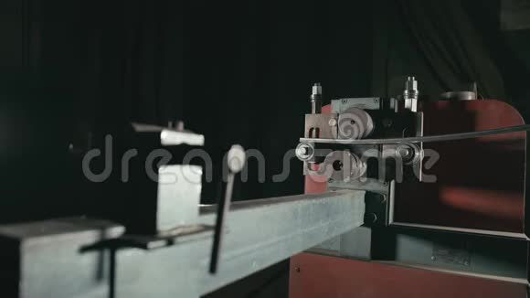 锻造车间在桌子上工人在锻铁圆弯机上弯曲金属杆a制造视频的预览图