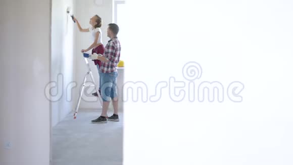 家庭绘画墙在房间里视频的预览图