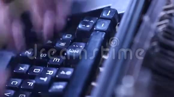 男子手工作的老式手动打字机视频的预览图