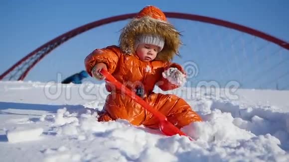 阳光明媚的冬日快乐的孩子在公园里玩耍雪的冬季景观户外视频的预览图