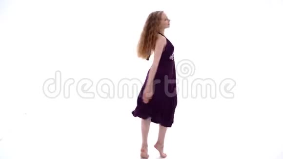 穿着连衣裙的小女孩在风中发展视频的预览图