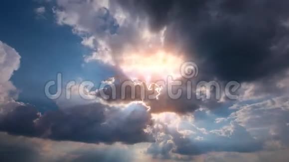 日落背景下的天空和云彩视频的预览图