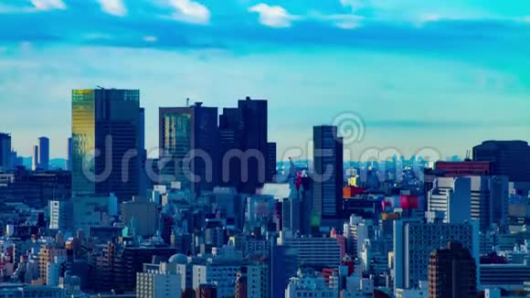 东京城市景观高角度长镜头倾斜的时间推移视频的预览图