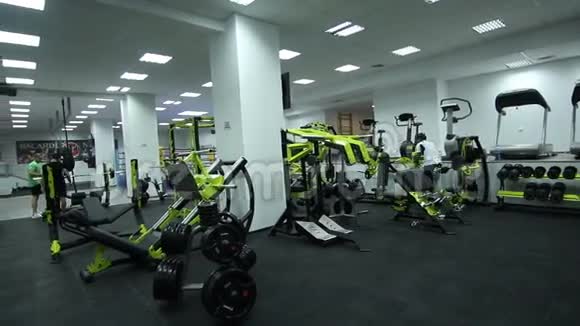 现代化的健身中心配备不同的健身器材视频的预览图