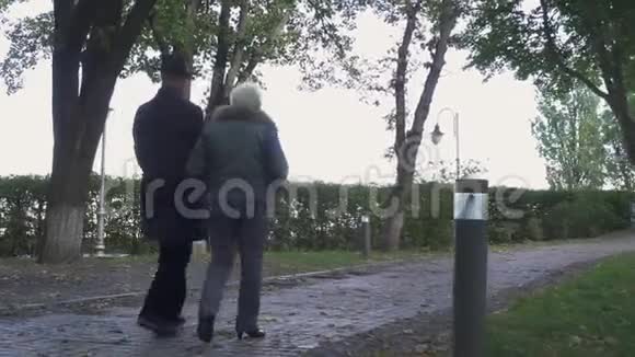 老人和女人在公园里散步视频的预览图
