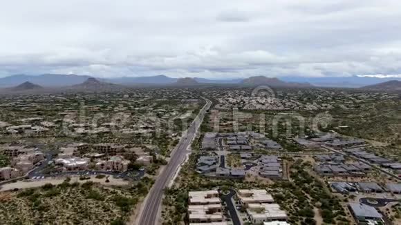 鸟瞰亚利桑那州首府凤凰城以东的斯科茨代尔沙漠城市视频的预览图