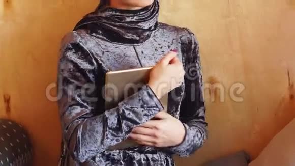 年轻美丽的穆斯林女孩使用平板电脑的肖像视频的预览图