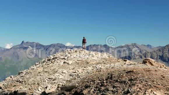 女人在高海拔的岩石山景观中跋涉意大利法国阿尔卑斯山的夏季冒险视频的预览图