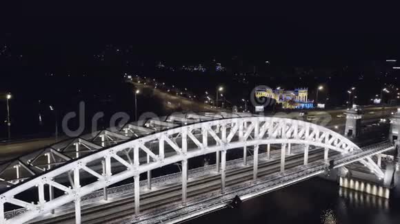 卢日尼基地铁大桥视频的预览图