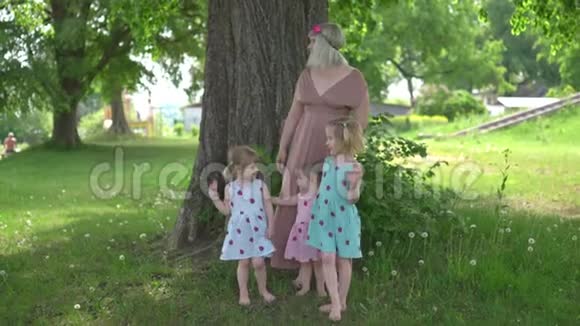 年轻的金发嬉皮士妈妈和她的女孩子在公园里度过了美好的时光女儿们穿着类似的连衣裙视频的预览图