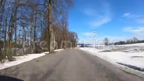 冬季阳光明媚的风景里开车视频的预览图