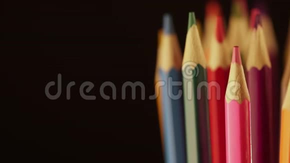 彩色铅笔的顶部彩色铅笔打开黑色背景快关门4K镜头宏观射击颜色顶部视频的预览图
