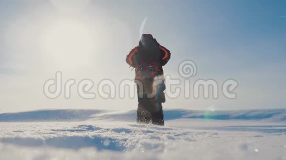 团队合作冬季旅游业务理念男子游客双腿离开镜头俯视攀登山顶视频的预览图