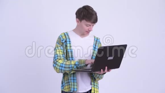 快乐的年轻帅哥使用笔记本电脑视频的预览图