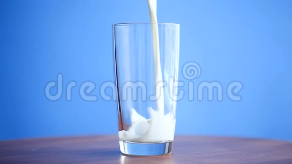 一杯新鲜牛奶视频的预览图