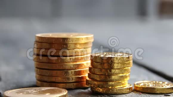 桌上的金币收入观念视频的预览图