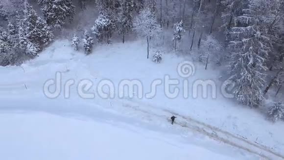 冬天的路覆盖着雪视频的预览图