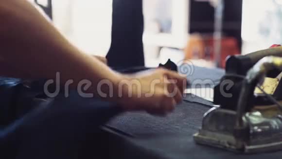 在服装厂工作的女性视频的预览图