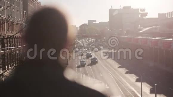 日落时分人们看着城市里的交通视频的预览图