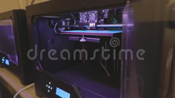 在3D打印机上打印工业打印在3D打印机上3d打印的渐进技术3D打印机工作视频的预览图