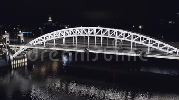 卢日尼基地铁大桥视频的预览图