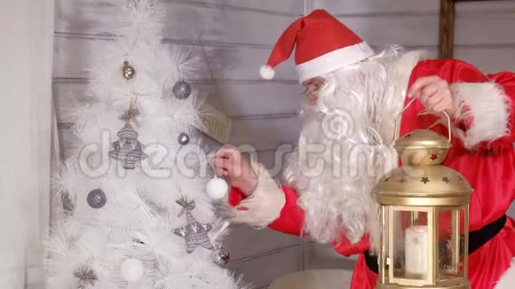 圣诞老人举着一盏圣诞金灯视频的预览图