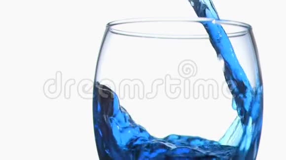 蓝色涓涓细流在玻璃中流动视频的预览图