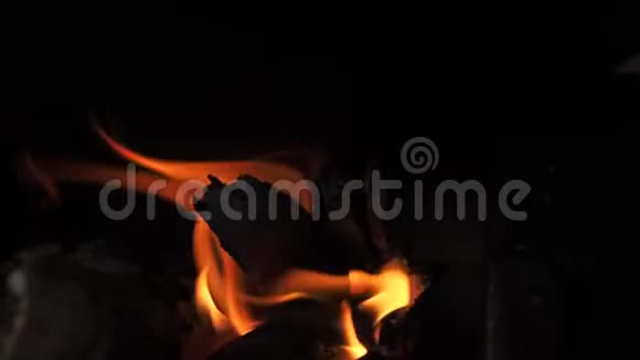 炭炉中的橙色火焰视频的预览图