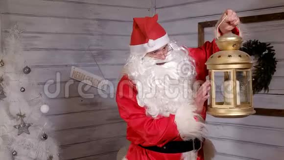 圣诞老人举着一盏圣诞金灯视频的预览图