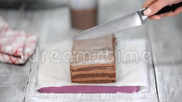 一个女人正在切巧克力蛋糕视频的预览图