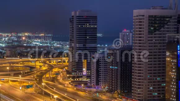 迪拜码头摩天大楼日出前从JLT在迪拜的夜晚到白天阿联酋视频的预览图