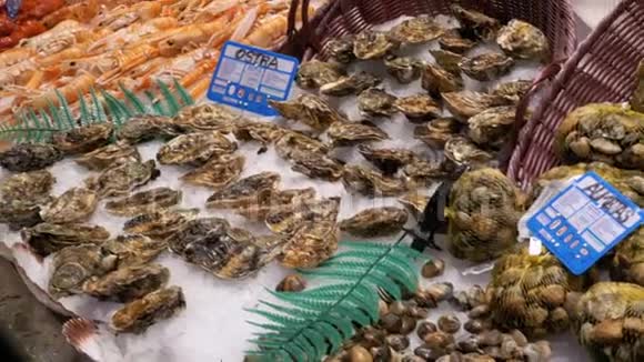 在拉波奎利亚鱼市场展示新鲜海鲜巴塞罗那西班牙视频的预览图