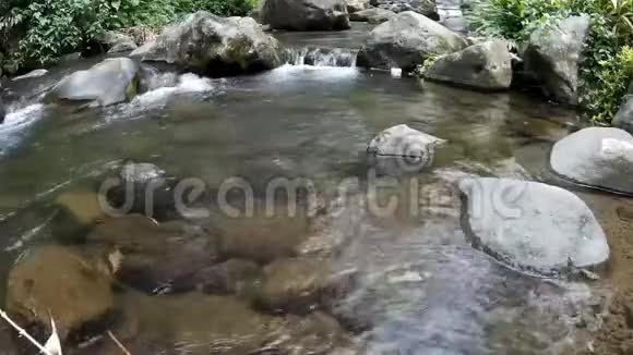冰清玉洁的岩山泉水河景观视频的预览图