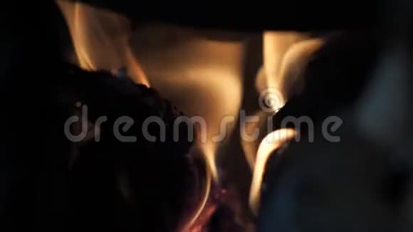 炭炉中的橙色火焰视频的预览图