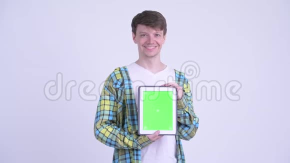 快乐的年轻帅哥展示数码平板电脑视频的预览图