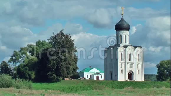 内尔河干涉教堂Bogolyubovo视频的预览图