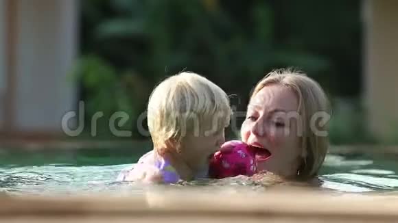 小金发小孩和妈妈游泳视频的预览图