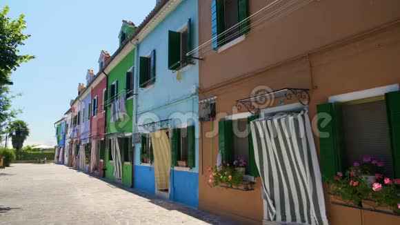 美丽的街道色彩鲜艳的房子著名的布拉诺岛建筑视频的预览图