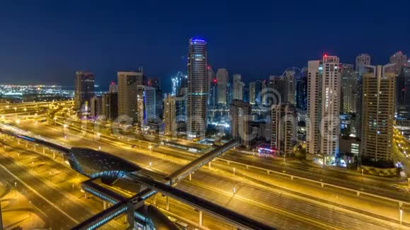迪拜码头摩天大楼日出前从JLT在迪拜的夜晚到白天阿联酋视频的预览图