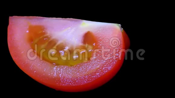 在黑色背景下切番茄视频的预览图