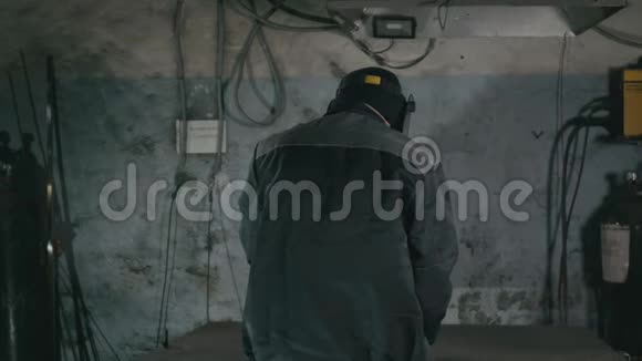 锻造车间史密斯手工制作火花细节工业工人使用角磨机和切割钢视频的预览图